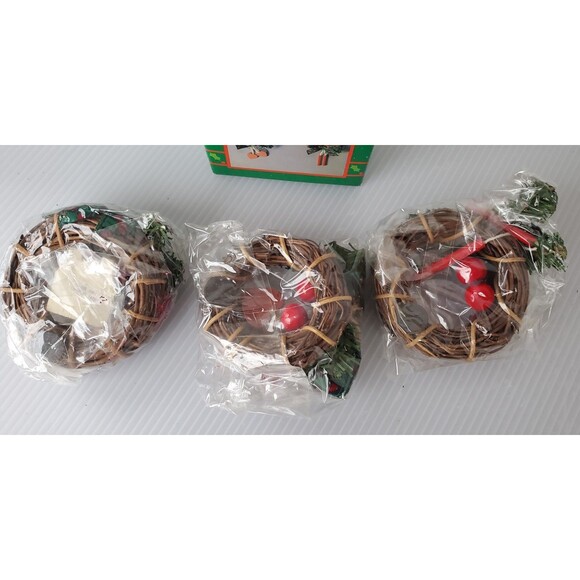 Vintage Country Christmas Magnets Wreath House Of Lloyd 1990s Around World New - Picture 5 of 6